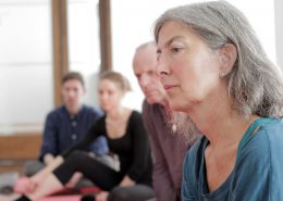 Übungsgruppe Do-In Trainerin Nina Langmeier erklärt und 4 TeilnehmerInnen hören zu